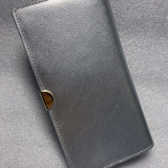 SILVER NEIMAN MARCUS METALLIC Bi-Fold Wallet / Women's NWT